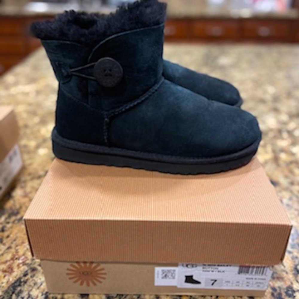 Black Bailey mini uggs